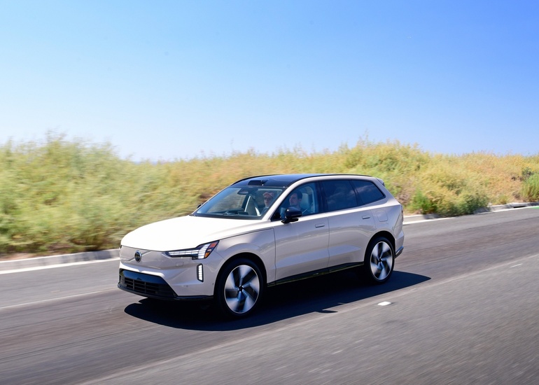 Der neue Volvo EX90 rollt auf die Straßen