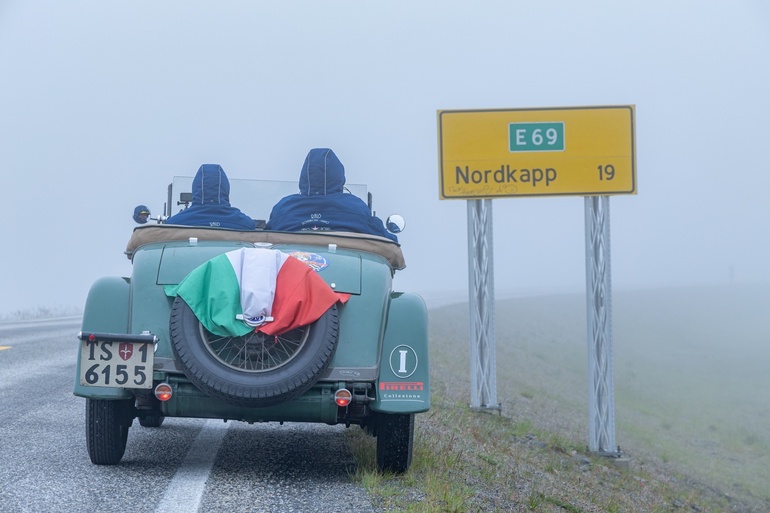 Auf Pirelli Stella Bianca Pneus zum Nordkap