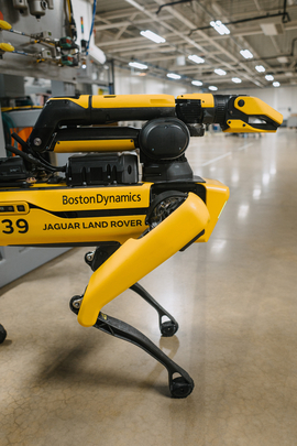 Roboter-Wachhund überprüft Autoproduktion