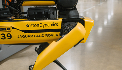 Roboter-Wachhund überprüft Autoproduktion