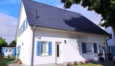 Eingezäuntes Ferienhaus mit finnischer Sauna direkt am Meer ca 80 m zum Badestrand Ostsee Rügen Glow