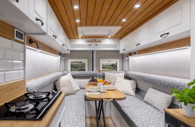 Freedo ist ein Ableger des polnischen Herstellers Affinity, der für Grundrisse abseits des Mainstreams bekannt ist und das neue Label auf Basis eines Fiat Ducatos unter anderem mit einer großzügigen Rundumsitzgruppe im Heck einführt Foto: Affinity