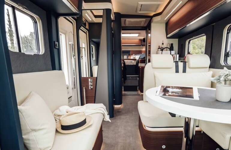 Die Preise für das einzige Mercedes-Modell im Portfolio der Italiener werden erst auf der CMT bekannt gegeben, dürften aber deutlich über dem Basispreis von rund 152.000 Euro für den vergleichbaren L5009 auf Ducato-Basis liegen Foto: Hymer