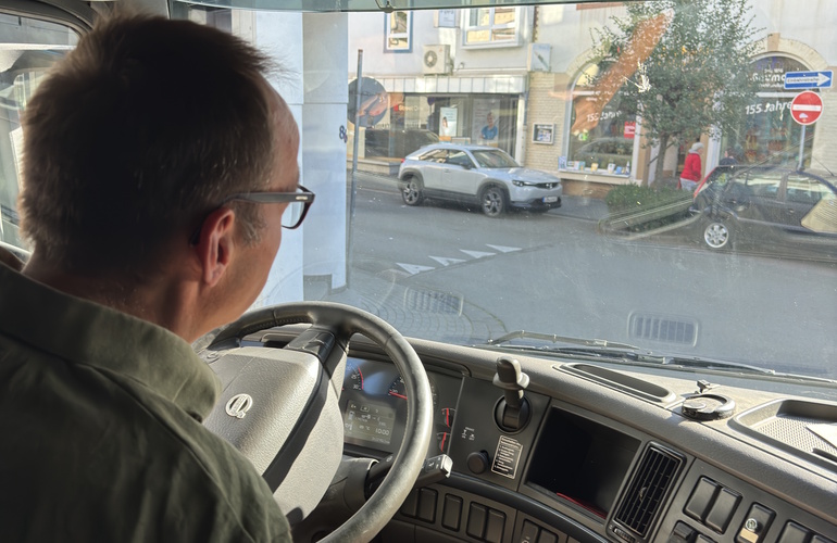 Der Autor hinterm Steuer Foto: SP-X/Benjamin Bessinger