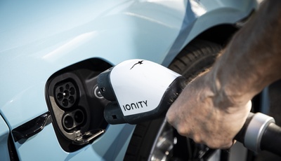 Internationale Energieagentur   - Stromverbrauch steigt – wegen E-Auto und Klimaanlagen  