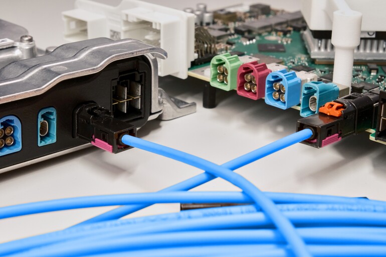 Schnelle Datenübertragung  - ZF setzt auf Glasfaser im Auto  Schnelle Datenübertragung  - ZF setzt auf Glasfaser im Auto